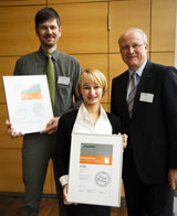 Die ehemalige IZM-Auszubildende Pia Johne mit ihrem Ausbilder Stefan Ast und dem Personal-Vorstand der Fraunhofer-Gesellschaft, Dr. Alexander Kurz