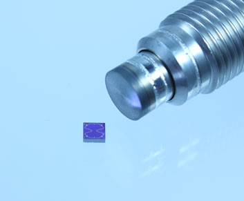 Hochtemperatur-Sensor für Extrusionsanlagen: SOI-Chips (links) und Gehäuse (rechts). 