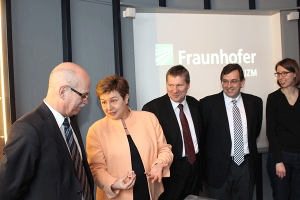 Vizepräsidentin der EU-Kommission besucht Fraunhofer IZM
