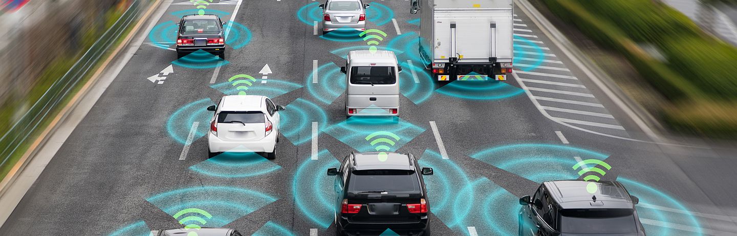 PKWs und LKWs auf Autobahn, mit Radar/WLAN Piktogrammen