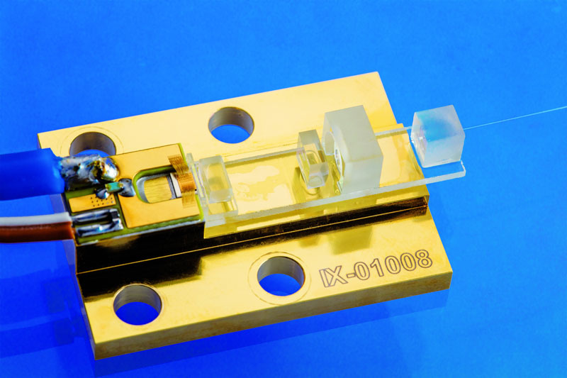 Mikrooptische Bank aus Metall und Glas zur Faserkopplung eines Multi-Emitter-Laser-Chips