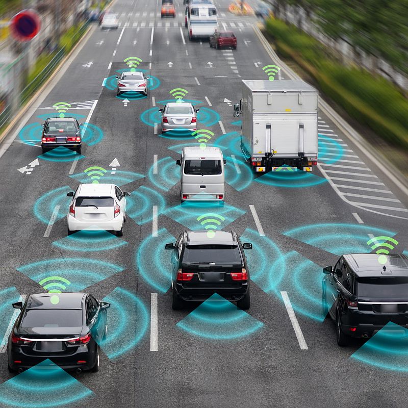 PKWs und LKWs auf Autobahn, mit Radar/WLAN Piktogrammen