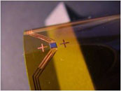 Thermodengebondeter ICODE Chip auf Polyimid-Antenne, Gesamthöhe des Aufbaus weniger als 50µm
