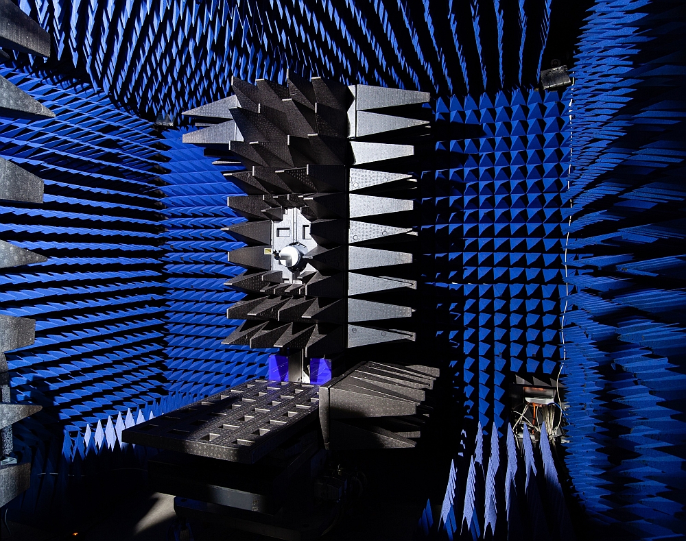 Messkammer mit blauen Absorbern zur Abschirmung elektromagnetischer Wellen, ausgestattet mit Prüfstand zur Antennen- oder Radarmessung. / Test chamber with blue absorbers for shielding electromagnetic waves, equipped with a platform for antenna or radar measurement.
