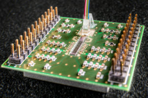 va-exponate image - Laboraufbau zur optischen und elektrischen Ankopplung eines eingebetteten SiGe-Chips