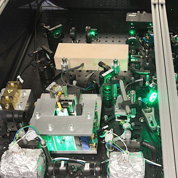 Image - Versuchsaufbau komplexer, optischer Labortests für industriefertige Lasersysteme. 