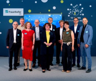 v. l. n. r.: Prof. Klaus-Dieter Lang (ehem. IL IZM), Prof. Martin Schneider-Ramelow (IL IZM), Prof. Ulrike Ganesh (IL IZM), Prof. Albert Heuberger (IL IIS), Dr. Manuela Junghähnel (Standortleiterin IZM-ASSID), Dr. Stephan Guttowski (FMD), M. Jürgen Wolf (ehem. Standortleiter IZM-ASSID), Dr. Babett Gläser (SMWK), Dr. Christian Koitzsch (ESMC), Frank Bösenberg (Silicon Saxony e.V.)