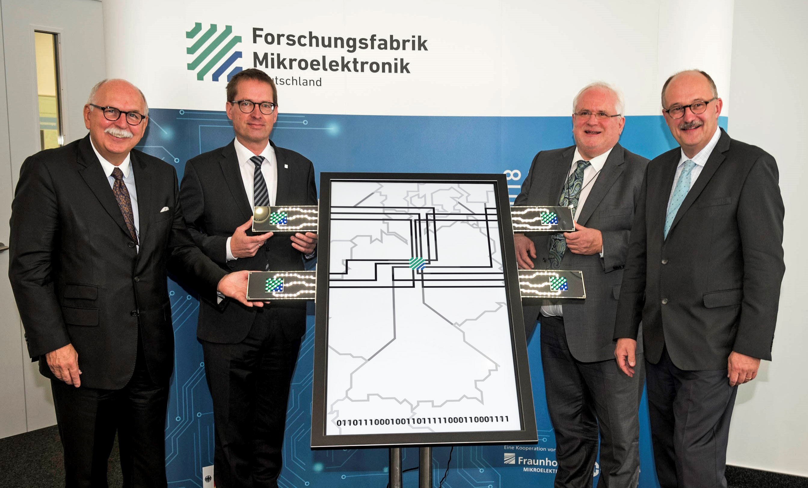 Gemeinsam mit voller Kraft voraus – Beim symbolischen Akt zur Eröffnung der ersten FMD-Integrationslinie; v.l.n.r.: Prof. Matthias Kleiner, Präsident der Leibniz-Gemeinschaft, Prof. Georg Rosenfeld, Mitglied des Vorstands der Fraunhofer-Gesellschaft, Dr. Michael Meister, Parl. Staatssekretär im BMBF und Prof. Hubert Lakner, Vorsitzender des Lenkungskreises der Forschungsfabrik Mikroelektronik Deutschland.