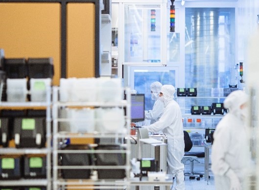 Arbeit im 200-mm-Reinraum am Fraunhofer IPMS. 