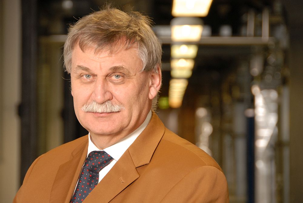 Portrait Prof. Dr.-Ing. Dr.-Ing. E.h. Herbert Reichl, Leiter des Fraunhofer IZM von 1993 – 2010