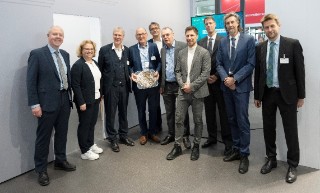 Im Bild: v.l.n.r: Prof. Peter Schneider, Leiter des Institutsteils Fraunhofer-Institut für Integrierte Schaltungen IIS - Institutsteil Entwicklung Adaptiver Systeme EAS, Dr. Patricie Merkert, Institutsleiterin Fraunhofer IAF, Prof. Holger Hanselka, Präsident der Fraunhofer-Gesellschaft, Prof. Albert Heuberger, Vorsitzender des FMD-Lenkungskreises und Sprecher des Fraunhofer-Verbunds Mikroelektronik sowie Gründungs-Direktor des »Chiplet Application Hubs«, Dr. Stephan Guttowski, Leiter der gemeinsamen Geschäftsstelle von Fraunhofer-Verbund Mikroelektronik und FMD, Ministerialdirektor Engelbert Beyer, Leiter der Unterabteilung Leiter der Unterabteilung „Technologieorientierte Forschung für Innovationen“ im Bundesministerium für Bildung und Forschung (BMBF), Jürgen Heckelmann, Leiter des Strategic Semiconductor Management Procurement der Audi AG, Andreas Aal, Volkswagen Nutzfahrzeuge, Senior Member IEEE, CRP, Chair SEMI GAAC, Heiko Dudek, Technical Account Manager, 3D-IC & Heterogeneous IC Packaging (EMEA), Siemens EDA, Prof. Rüdiger Quay, Institutsleiter Fraunhofer IAF. 