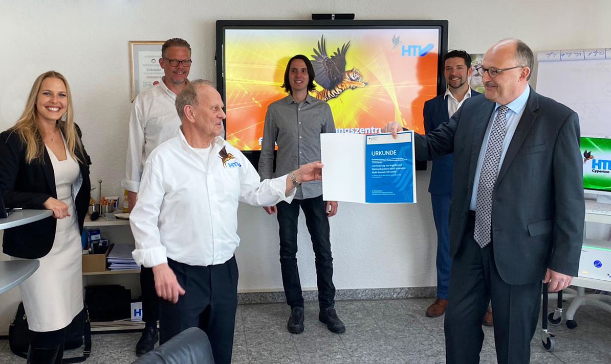 image - Clevere Aufbautechnik für vertrauensvolle Elektronik image - Dr. Michael Meister, Parlamentarischer Staatssekretär bei der Bundesministerin für Bildung und Forschung, bei der Übergabe der Fördermittel-Urkunde in der Halbleiter-Test & Vertriebs-GmbH in Bensheim