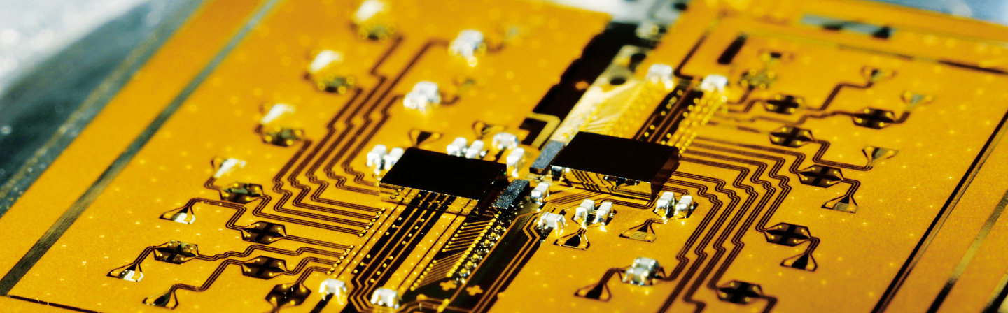 4-Kanal Mid-Board-Optical Transceiver - banner Fraunhofer IZM - 4-Kanal Mid-Board-Optical Transceiver. Die elektro-optischen Komponenten sind mittels Flip- Chiptechnik auf einem Glasinterposer aufgebaut.