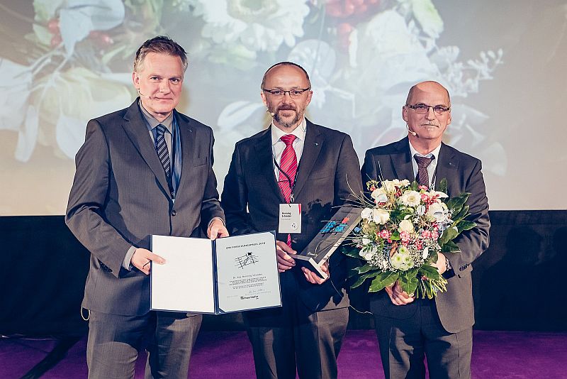 Der Physiker Dr. Henning Schröder hat Prozesse aus der integrierten Optik auf Dünnglas adaptiert. Das Ergebnis seiner Forschung: Dünnglas mit optischen Funktionalitäten.