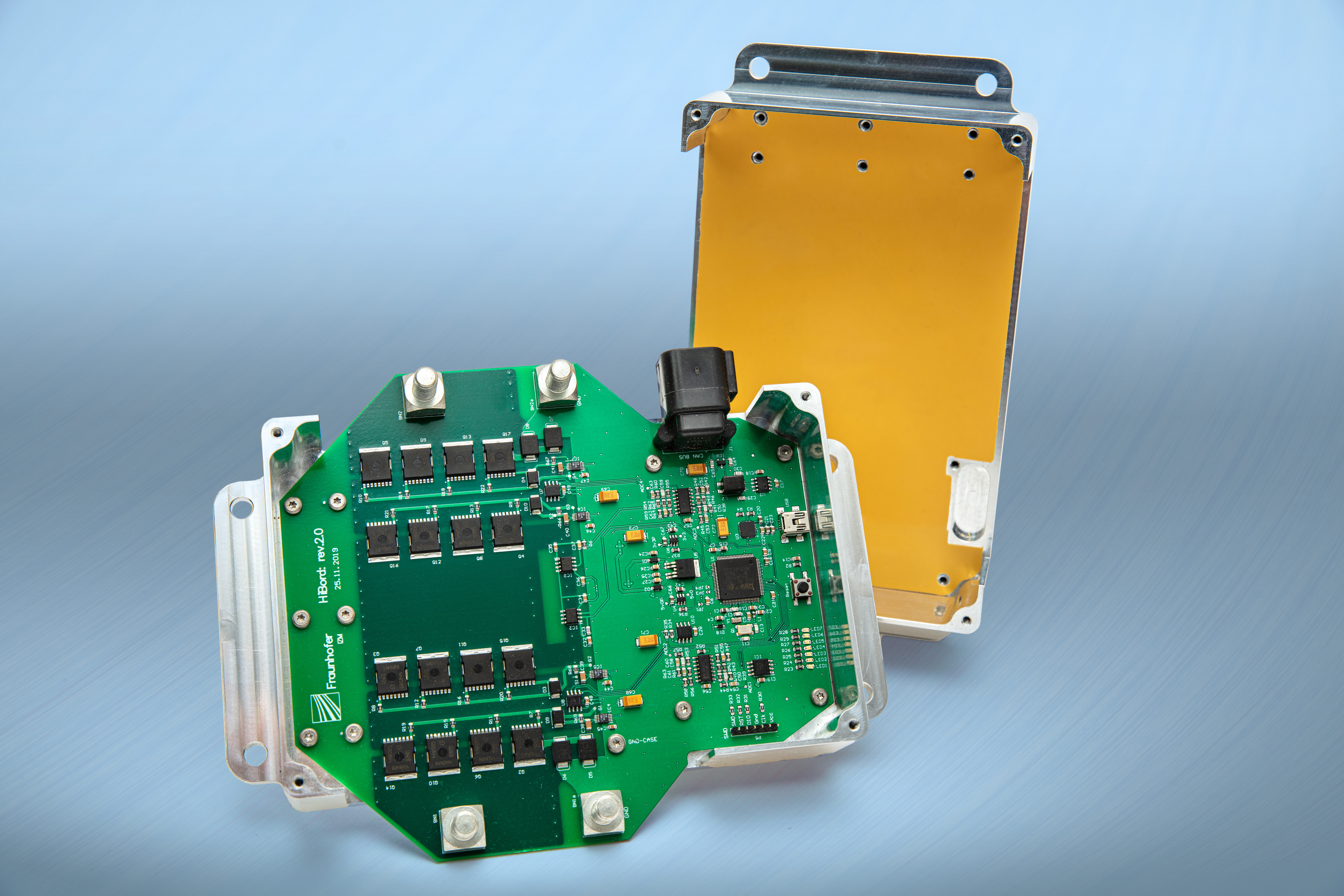 Foto - Stellt einen Notbetrieb in autonomen Fahrzeugen sicher: Das von Fraunhofer-Forschenden und Partnern entwickelte Elektronikmodul.