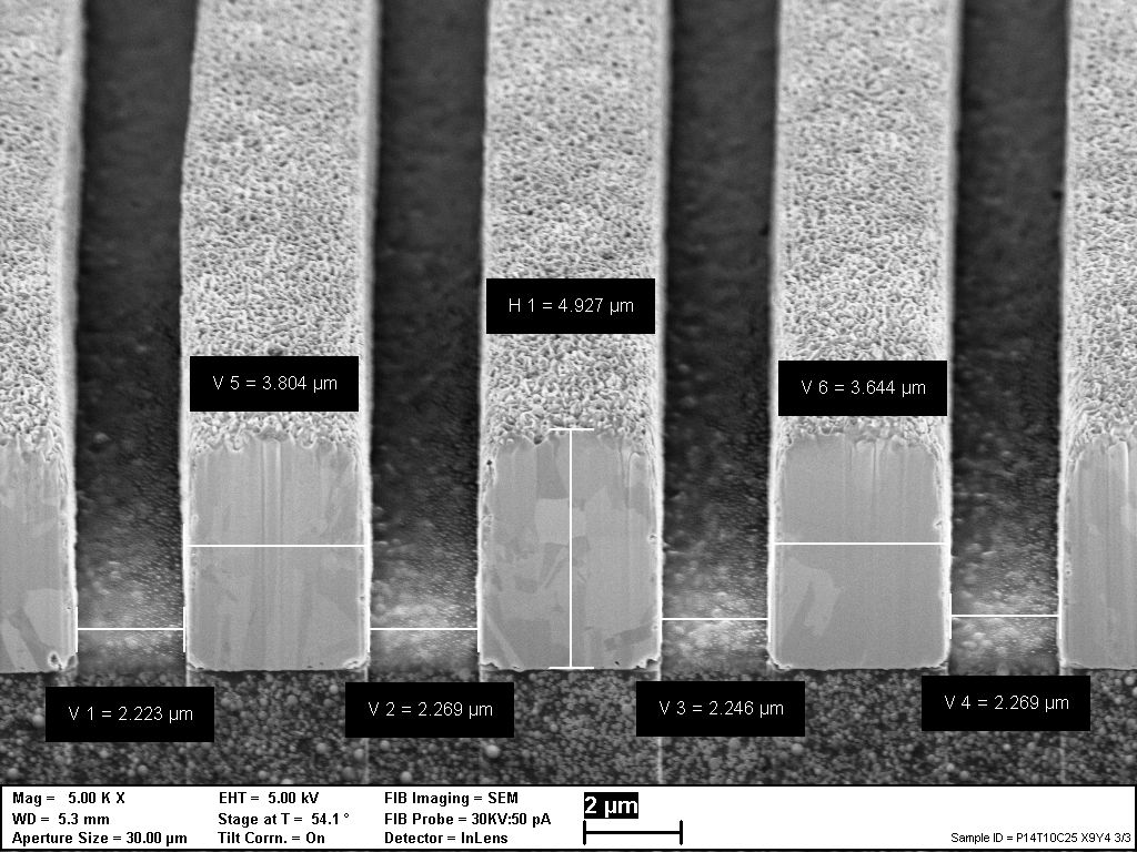 Image, black/white: FIB cut of an ultrafine line wiring layer on panel size (pitch: 5 µm) 