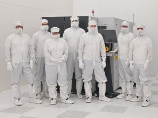 tsr - Mitarbeitende von EV Group und des Fraunhofer IZM-ASSID Mitarbeitende von EV Group und des Fraunhofer IZM-ASSID
