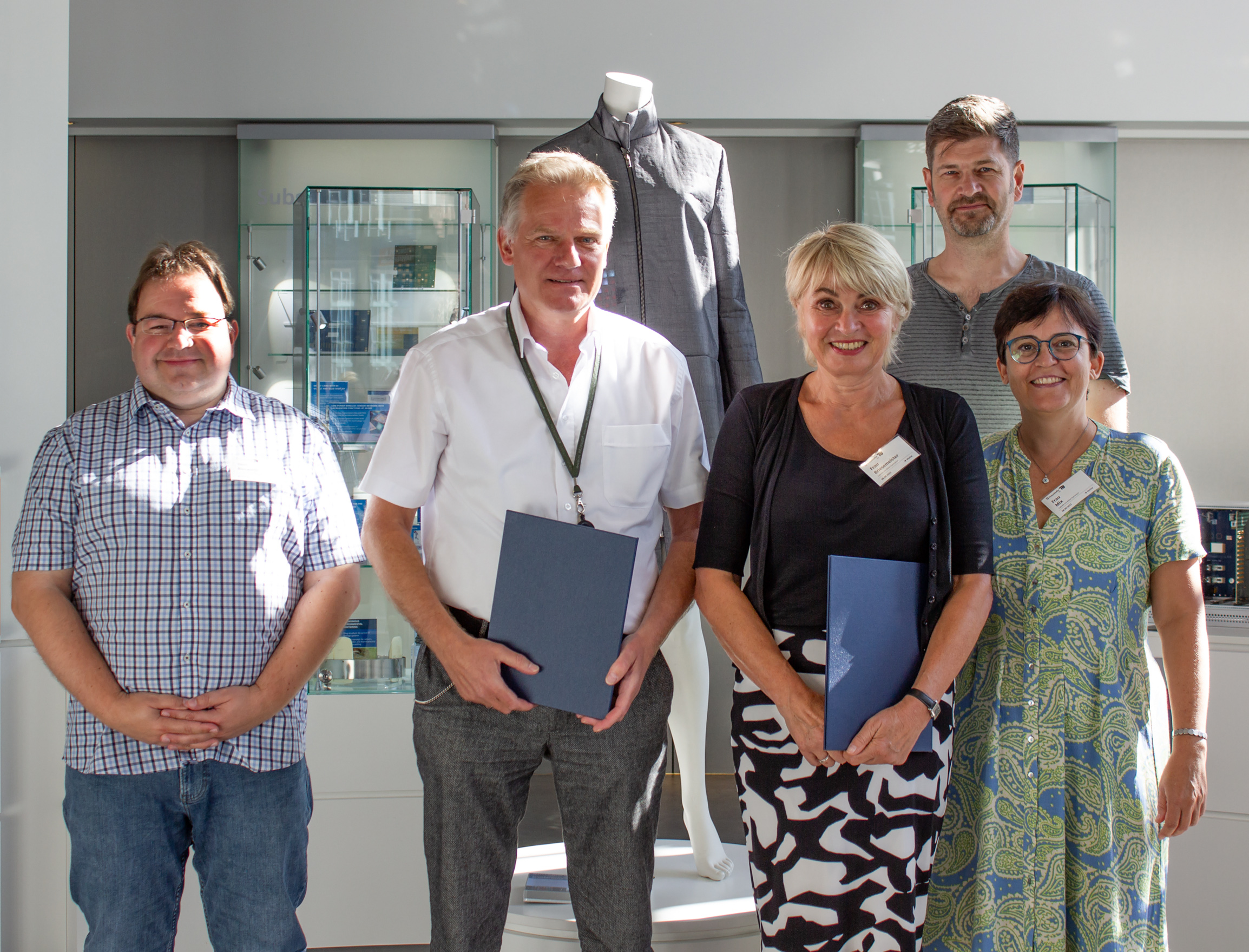 Von der Schule ins Labor – Fraunhofer IZM verlängert Kooperation mit MINT-freundlichem Gymnasium