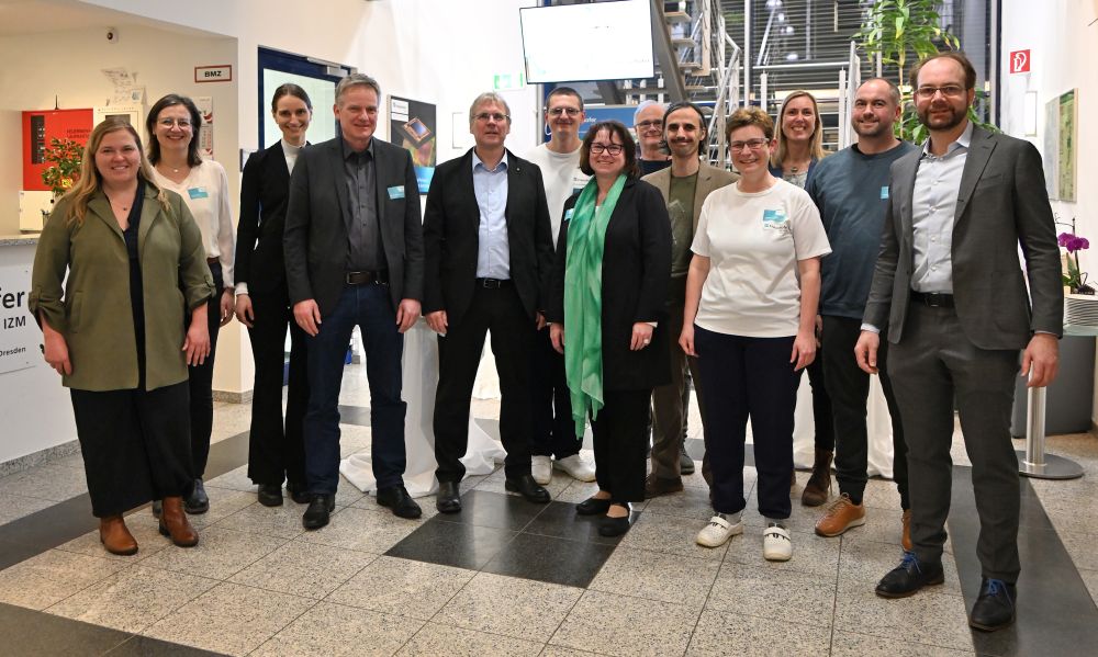 Fraunhofer-Präsident erkundet Halbleiterforschung in Dresden