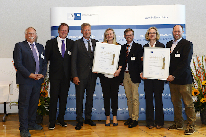 IHK-Forschungstransferpreis für flexible Leiterplatte | Manuel Seckel, Evelyn Wegner und Thomas Löher (v.r.n.l.) mit ihren Forschungspartnern von Würth Elektronik und den Urkunden des IHK-Forschungstransferpreises