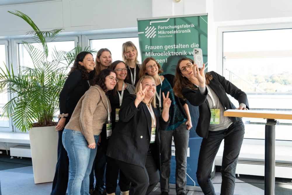 Selfie - Gruppe von Frauen vor Roll-up der Fraunhofer Forschungsfabrik Mikroelektronik