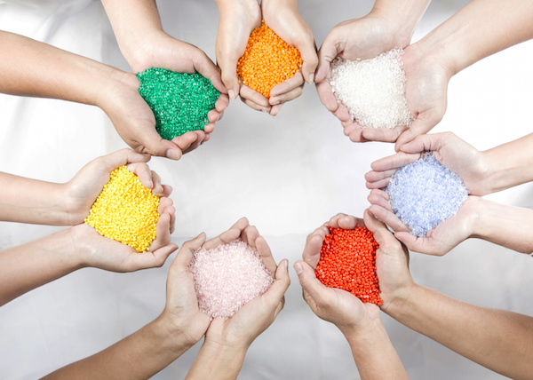 plastic compounds beeds Ein kreislauffähiges Leben für Hightech-Kunststoffe / Mit „PolyCE“ initiieren Wissenschaftlerinnen und Wissenschaftler am Fraunhofer IZM ein Projekt, um ausgediente Kunststoffe als Rohstoffquelle zu nutzen und wiederzuverwenden.