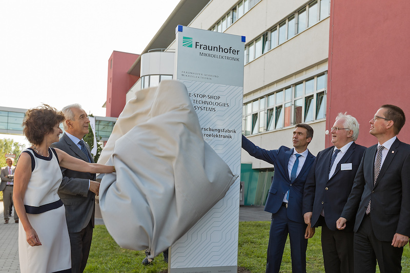 Sächsischer Auftakt für die »Forschungsfabrik Mikroelektronik Deutschland« - Dr. Eva-Maria Stange, sächsische Wissenschaftsministerin, Stanislaw Tillich, Ministerpräsident des Freistaates Sachsen, und Stefan Müller, Parlamentarischer Staatssekretär bei der Bundesministerin für Bildung und Forschung, mit Prof. Hubert Lakner, Vorsitzender des Lenkungskreises der Forschungsfabrik Mikroelektronik und Prof. Georg Rosenfeld, Mitglied des Vorstands der Fraunhofer-Gesellschaft (v.l.n.r.) bei der symbolischen Enthüllung der Eingangsstele am Fraunhofer-Institut für Photonische Mikrosysteme in Dresden.