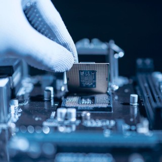 Repairman Computer Installation CPU auf Sockel des Motherboards. Computertechnologie und Hardwarewartung oder -reparatur.