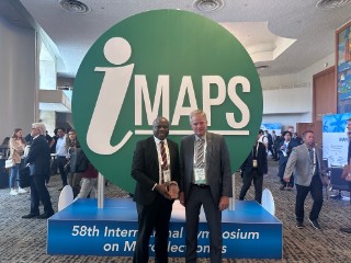 Prof. Ivan Ndip und der Vorsitzende der International Microelectronics and Packaging Society (IMAPS) Prof. Martin Schneider-Ramelow / Prof. Ivan Ndip and the presiding chairman of the International Microelectronics and Packaging Society (IMAPS) Prof. Martin Schneider-Ramelow