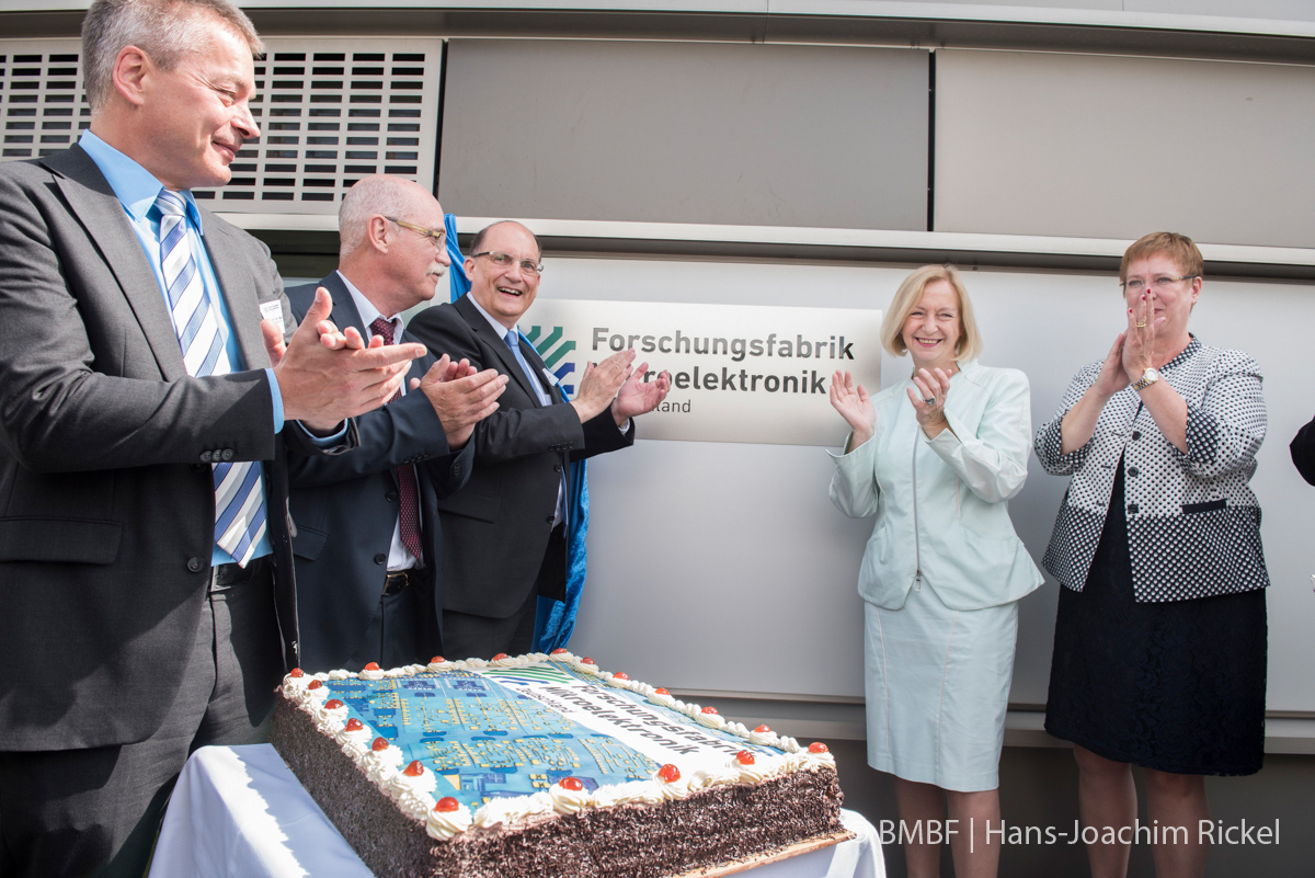 Von links nach rechts: Prof. Martin Schell (Fraunhofer HHI), Prof. Klaus-Dieter Lang (Fraunhofer IZM), Prof. Günther Tränkle (FBH), Prof. Johanna Wanka (BMBF) und Dr. Ulrike Gutheil (MWFK Bradenburg) bei der feierlichen Enthüllung des Eingangsschilds der „Forschungsfabrik Mikroelektronik Deutschland“.