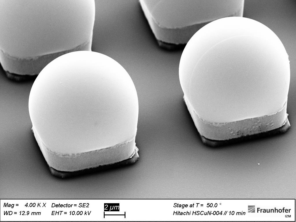 Schwarz-weiß Mikroskop Aufnahme - Fine-Pitch-Kontakte