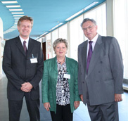Prof. Wolfgang Scheel (rechts) zusammen mit seinem Nachfolger als Abteilungsleiter Dr. Martin Schneider-Ramelow und Brigitte Liske-Miels, der Abteilungssekretärin