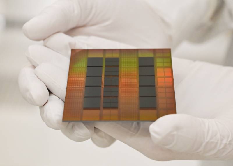Demonstrator: Montierte Chiplets mit  ultra-feinen Kupfer-Hybridbondkontak ten auf einem Pitch von 10 µ