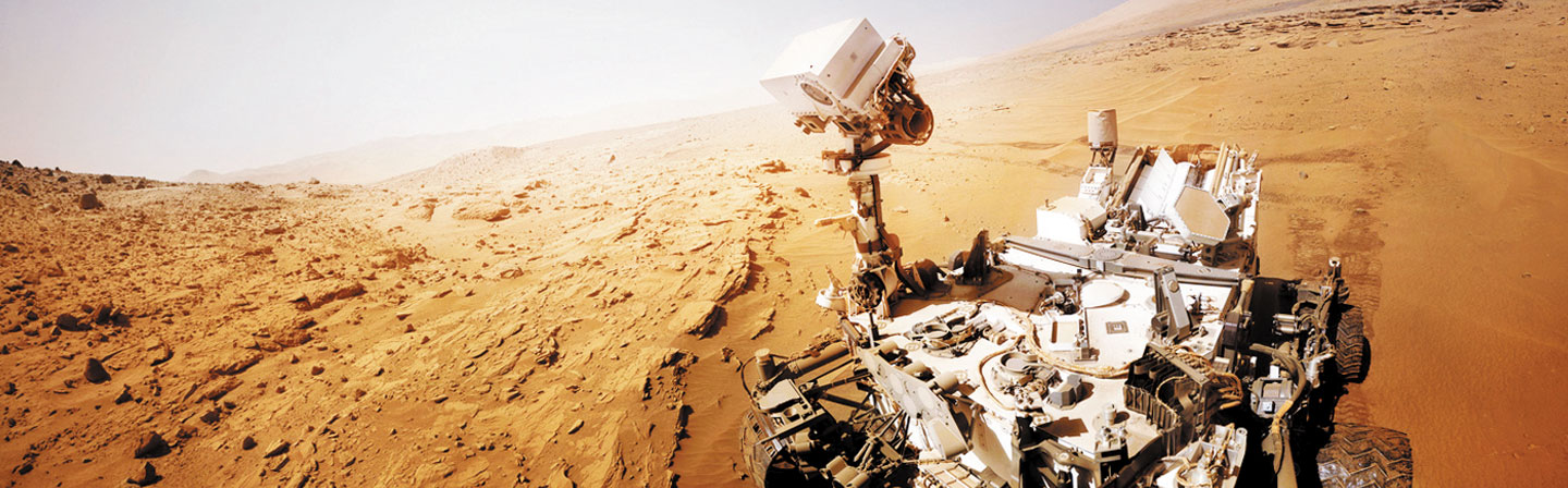 Mars-Rover auf der Oberfläche des Mars mit einem Meteoriten im Hintergrund, der über den Himmel fliegt.