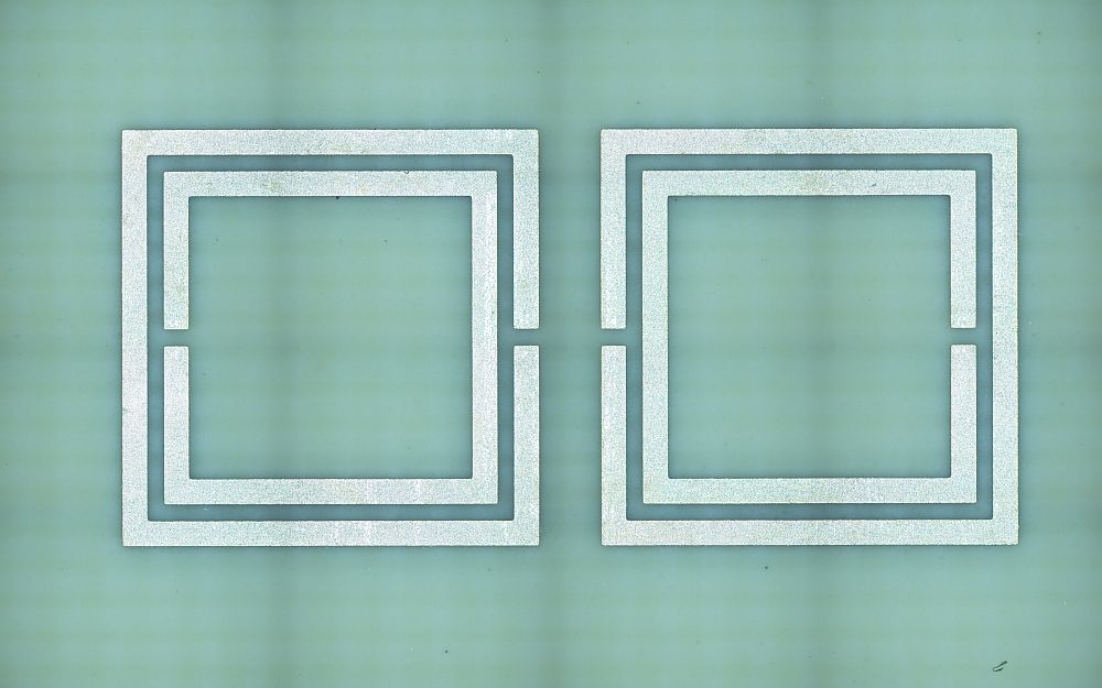 Split-Ring Resonatoren Ein Paar von Split-Ring Resonatoren gekoppelt an eine Coplanar-Leitung