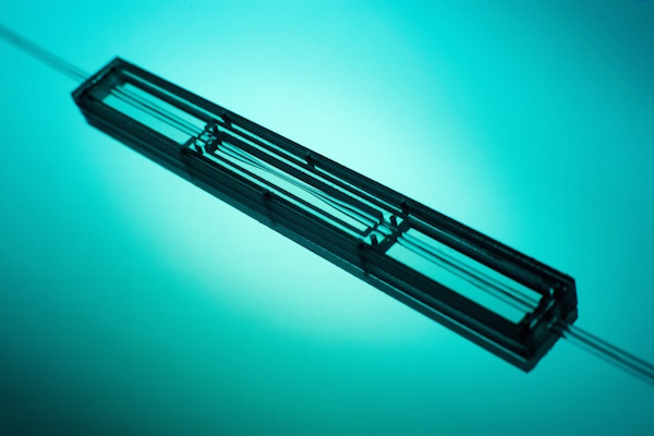 Large-core glass fiber coupler assembled in a stacked glass package. Optical loss of 1.5 dB @ λ=850nm.