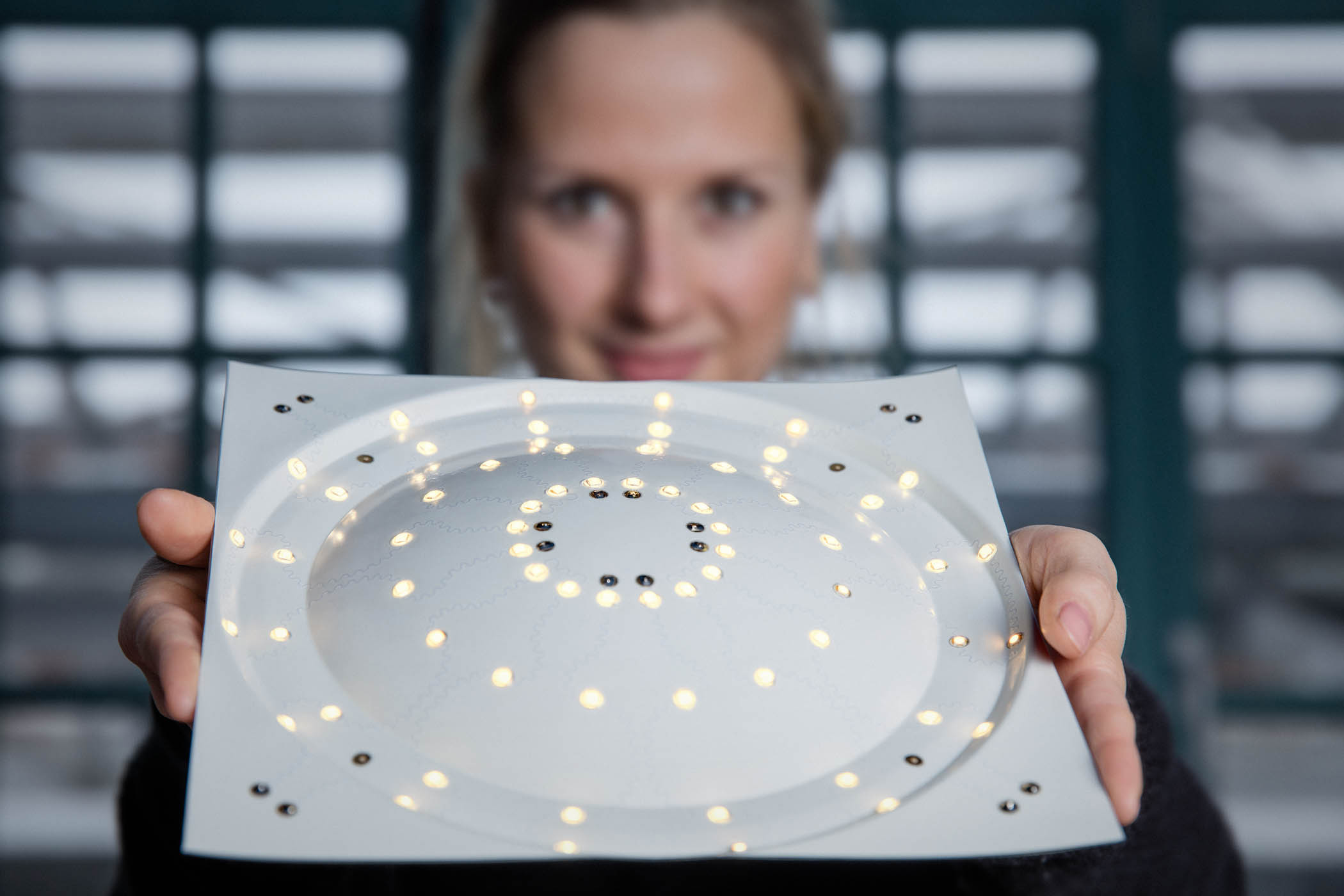 Fraunhofer IZM | Conformable Electronics | Das Thema Conformable Electronics bietet einen attraktiven Zugang zu dynamisch verformbarer, struktureller, 3-dimensionaler Elektronik, bei der alle Prozesse planar und konventionell durchgeführt werden können und erst in einem letzten Schritt die Formgebung erfolgt. 