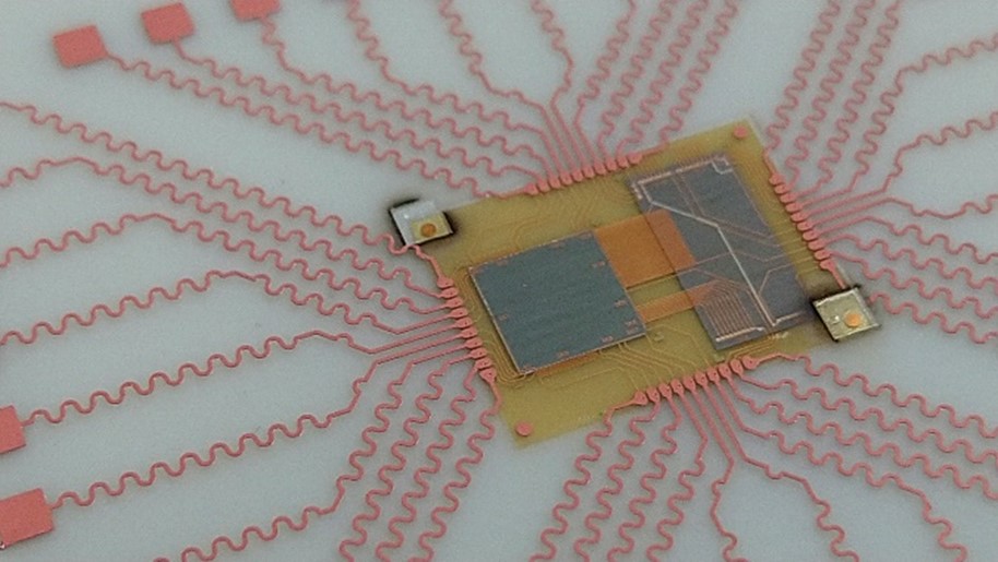 Technologiedemonstrator: in SCB eingebettetes Dünnfilm-Flex mit ultradünnen ICs und resultierender Gesamtdicke unter 100µm 