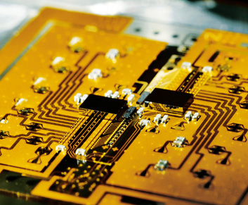 Fraunhofer IZM - 4-Kanal Mid-Board-Optical Transceiver. Die elektro-optischen Komponenten sind mittels Flip- Chiptechnik auf einem Glasinterposer aufgebaut.