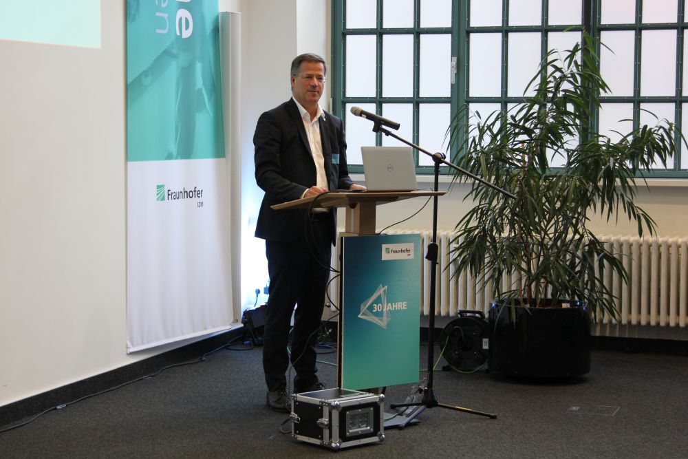 Fraunhofer-Vorstand Prof. Axel Müller-Groeling beim Grußwort anlässlich 30 Jahren Fraunhofer IZM