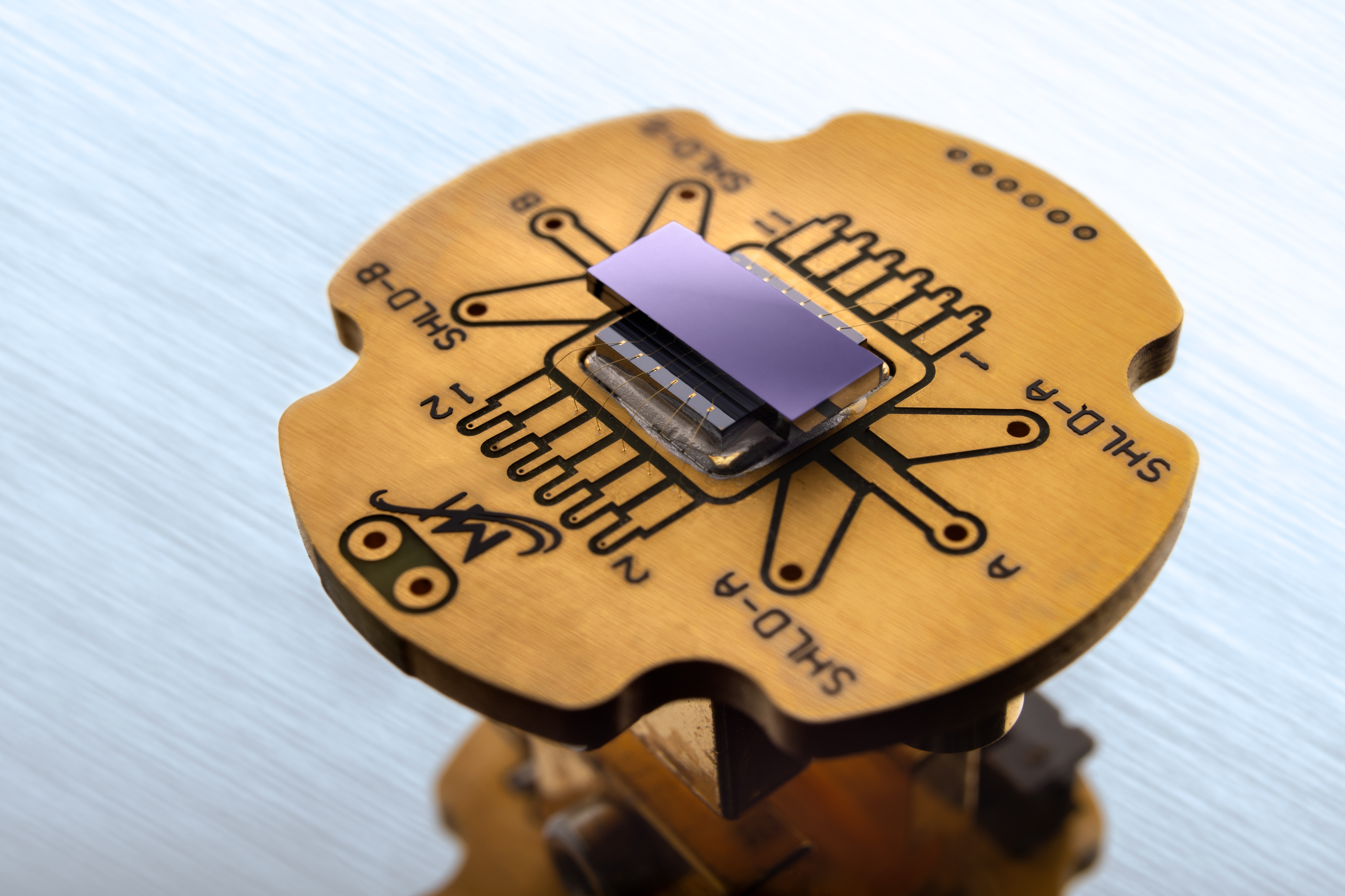 Chip assembly for readout electronics in quantum computers.