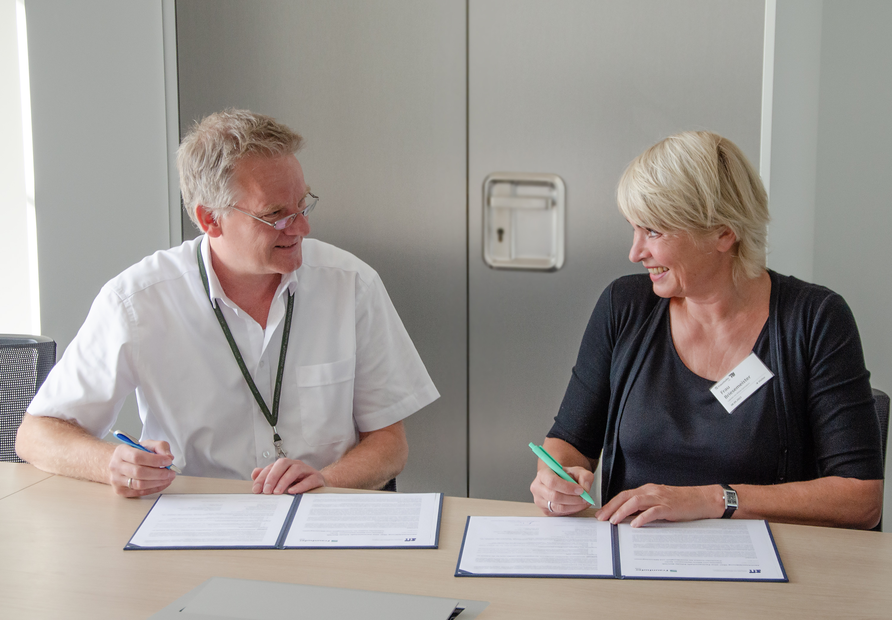 Von der Schule ins Labor – Fraunhofer IZM verlängert Kooperation mit MINT-freundlichem Gymnasium