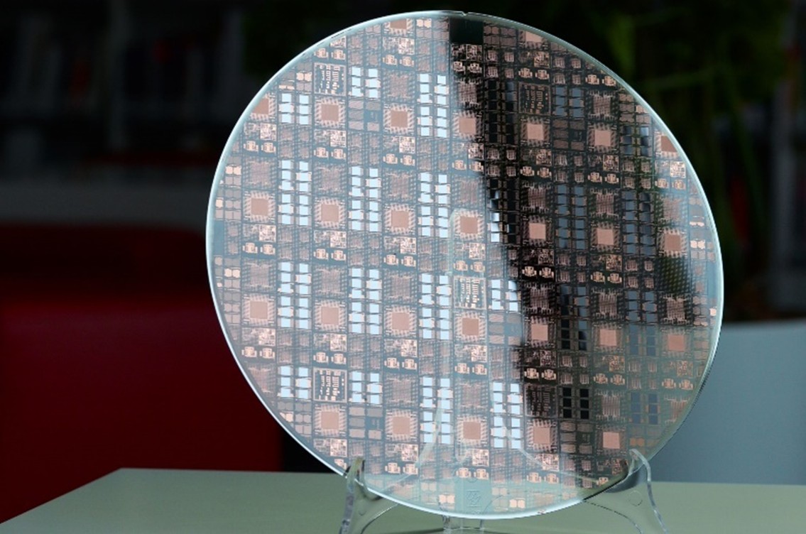 Gesamtwafer vor Vereinzelung Chiplet-Aufbau zur Realisierung digitaler und analoger Funktionen – Gesamtwafer vor Vereinzelung