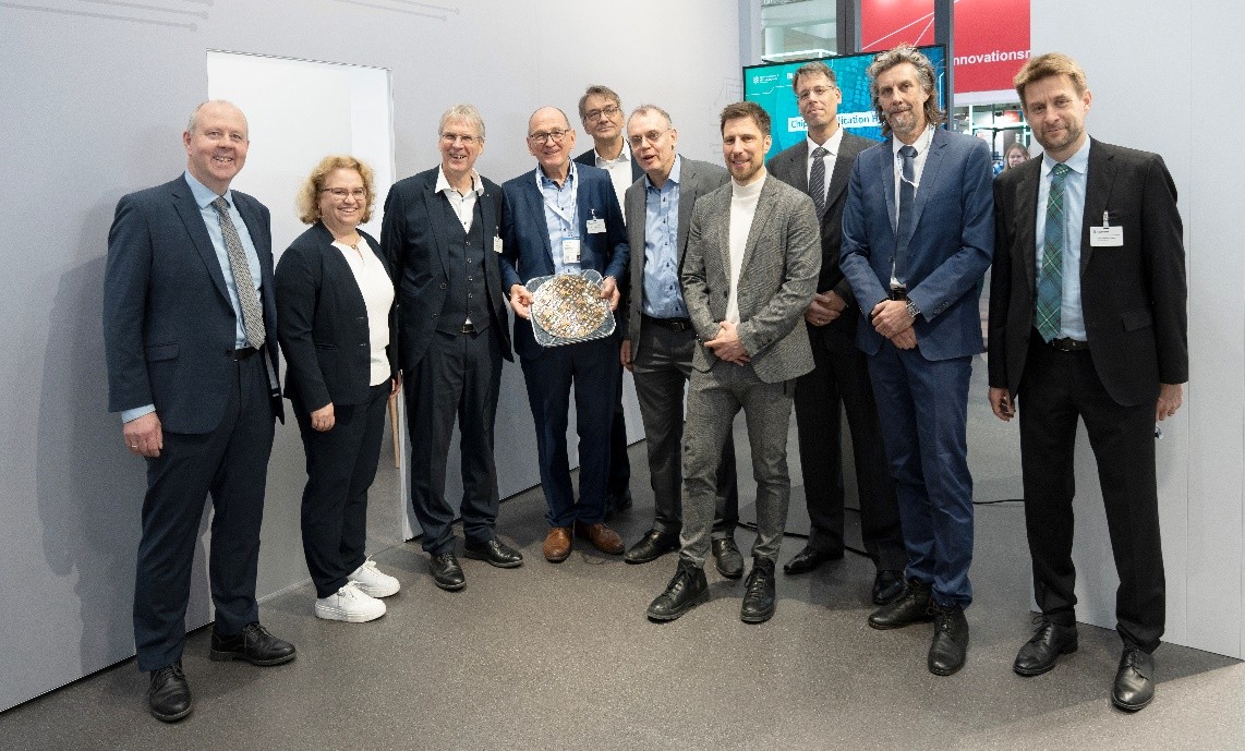 Startschuss für »Chiplet Application Hub« Im Bild: v.l.n.r: Prof. Peter Schneider, Leiter des Institutsteils Fraunhofer-Institut für Integrierte Schaltungen IIS - Institutsteil Entwicklung Adaptiver Systeme EAS, Dr. Patricie Merkert, Institutsleiterin Fraunhofer IAF, Prof. Holger Hanselka, Präsident der Fraunhofer-Gesellschaft, Prof. Albert Heuberger, Vorsitzender des FMD-Lenkungskreises und Sprecher des Fraunhofer-Verbunds Mikroelektronik sowie Gründungs-Direktor des »Chiplet Application Hubs«, Dr. Stephan Guttowski, Leiter der gemeinsamen Geschäftsstelle von Fraunhofer-Verbund Mikroelektronik und FMD, Ministerialdirektor Engelbert Beyer, Leiter der Unterabteilung Leiter der Unterabteilung „Technologieorientierte Forschung für Innovationen“ im Bundesministerium für Bildung und Forschung (BMBF), Jürgen Heckelmann, Leiter des Strategic Semiconductor Management Procurement der Audi AG, Andreas Aal, Volkswagen Nutzfahrzeuge, Senior Member IEEE, CRP, Chair SEMI GAAC, Heiko Dudek, Technical Account Manager, 3D-IC & Heterogeneous IC Packaging (EMEA), Siemens EDA, Prof. Rüdiger Quay, Institutsleiter Fraunhofer IAF.