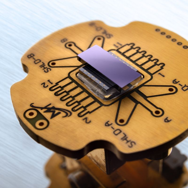 Chip assembly for readout electronics in quantum computers.