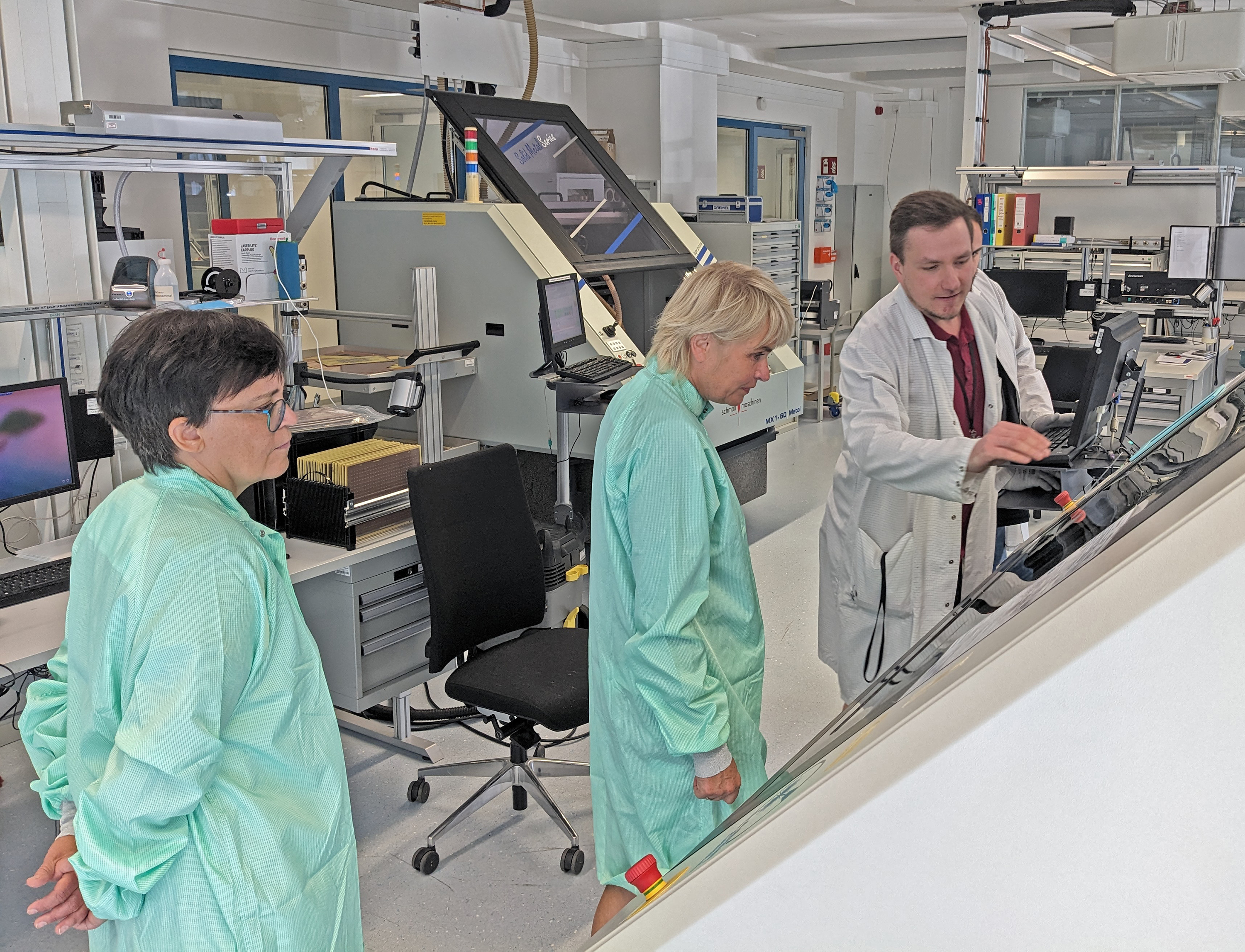 Partneschule Von der Schule ins Labor – Fraunhofer IZM verlängert Kooperation mit MINT-freundlichem Gymnasium