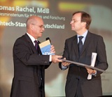 Dr. Klaus Dieter Lang, Leiter des Fraunhofer IZM, mit dem parlamentarischen Staatssekretär Thomas Rachel