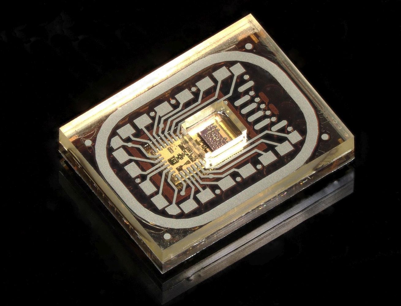 Fig. 2 glara Conducting paths, ASIC, and waveguide holder can be seen in this view of the package (base area 5.9 x 4.4 mm²).