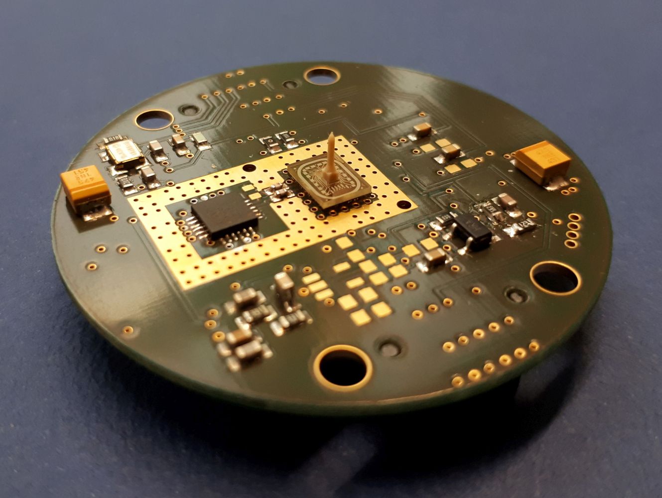 Abb 3 A mounted radar sensor with a glass package in the center and an attached dielectric waveguide