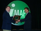 IMAPS-president Steve Adamson presents Peter Ramm with the William D. Ashman Award